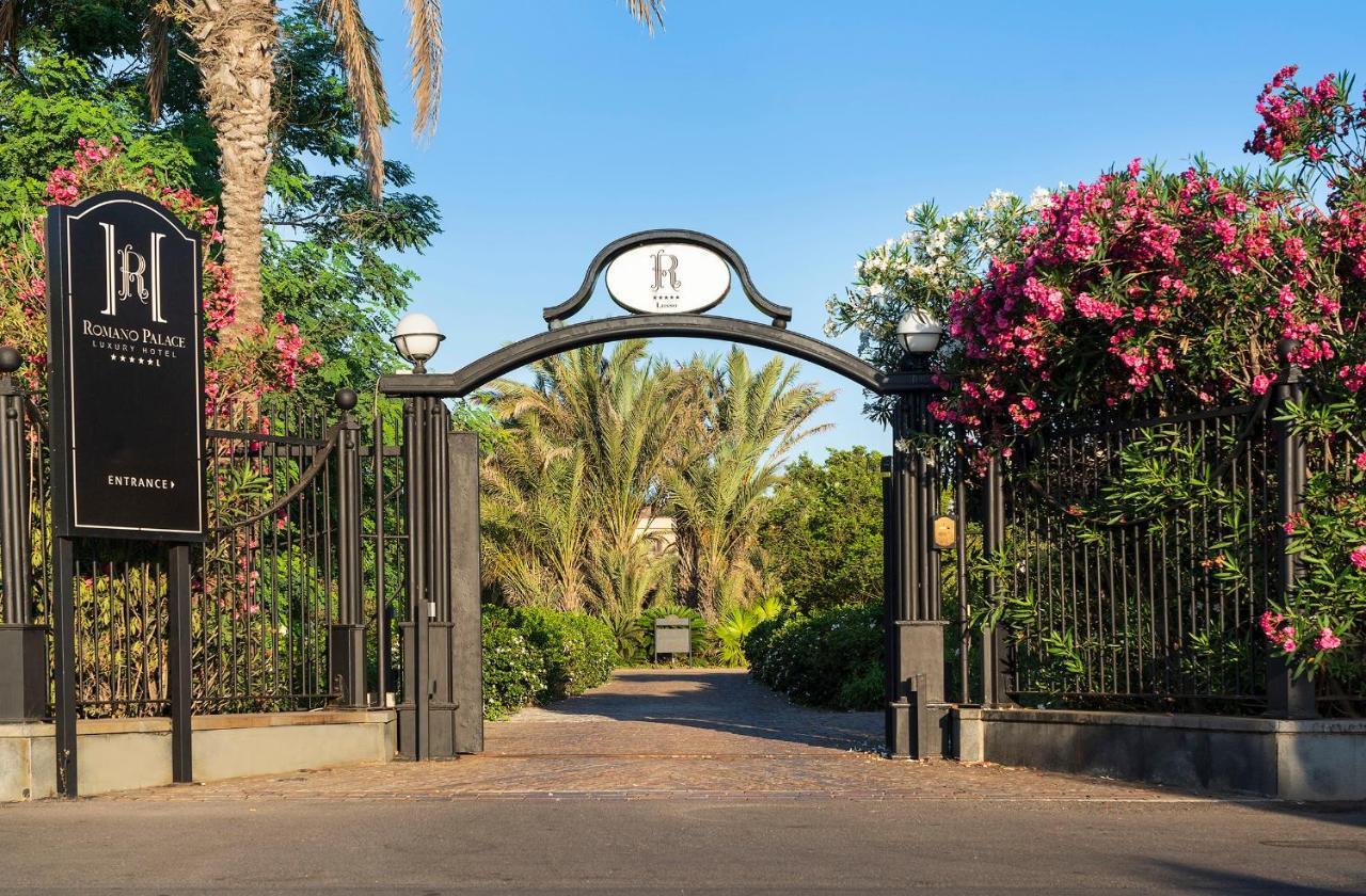 Romano Palace Luxury Hotel Catania Esterno foto Entrance to the hotel