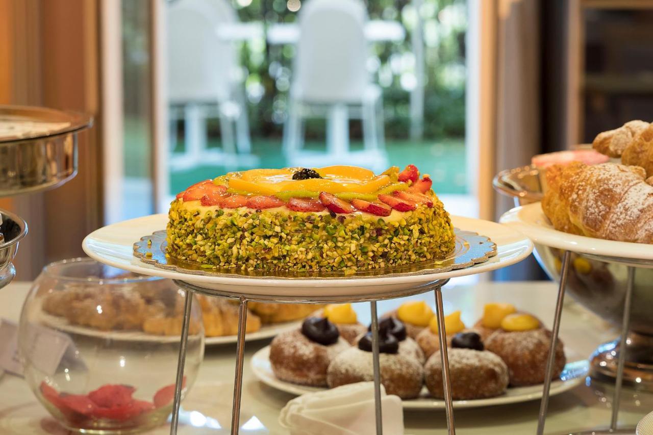 Romano Palace Luxury Hotel Catania Esterno foto A fruit tart
