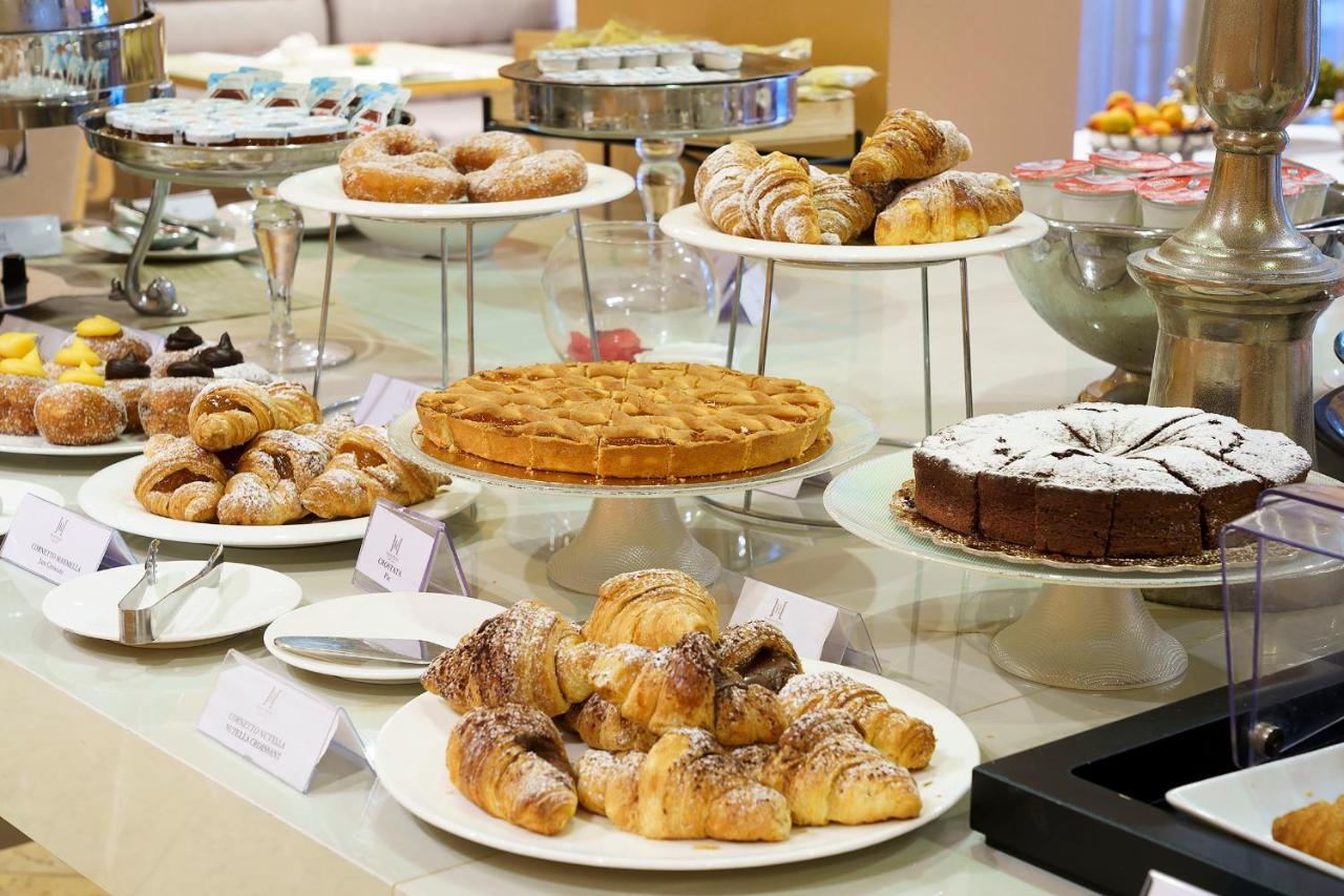 Romano Palace Luxury Hotel Catania Esterno foto A selection of pastries