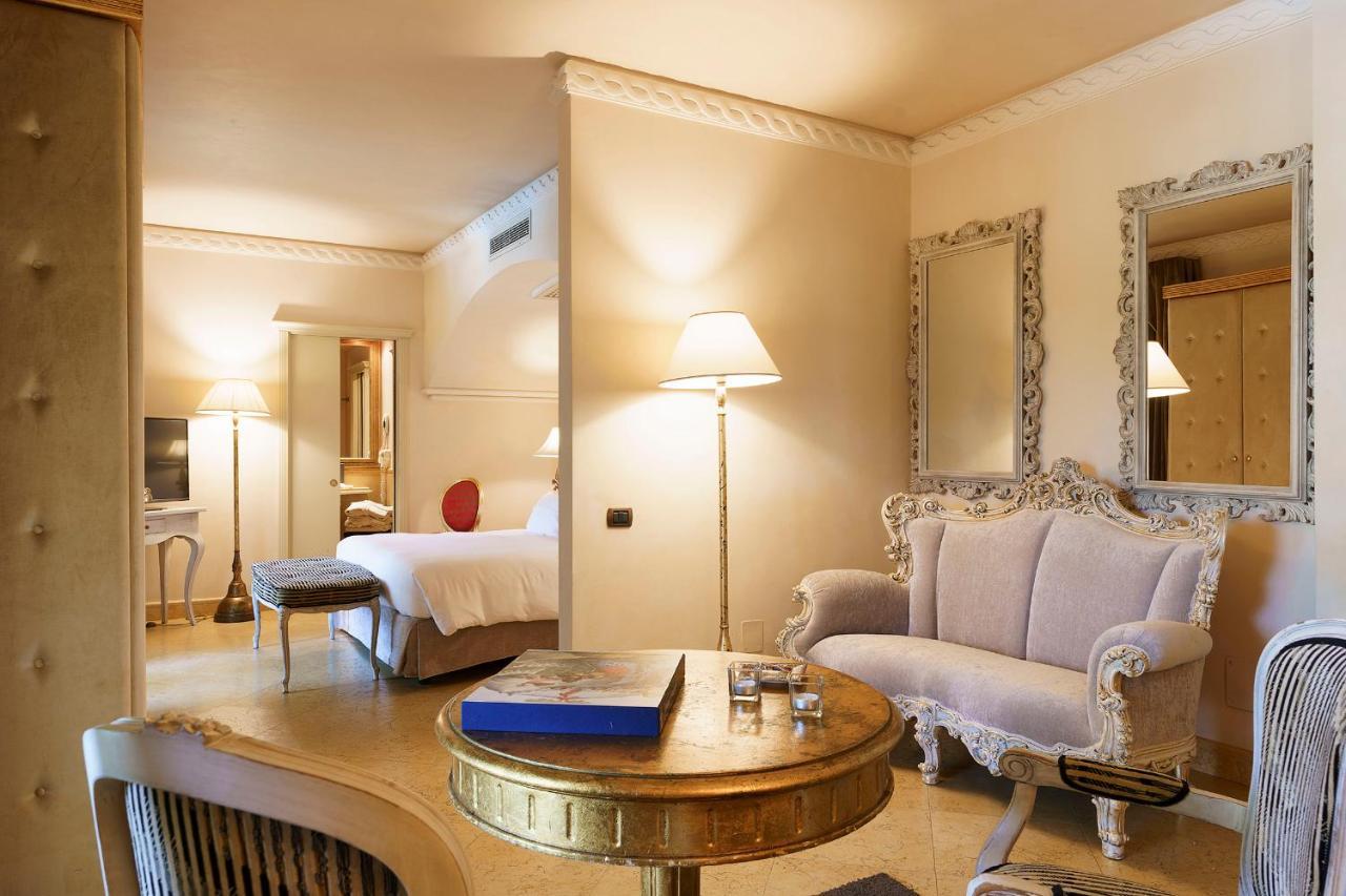 Romano Palace Luxury Hotel Catania Esterno foto A suite at the Hotel Excelsior