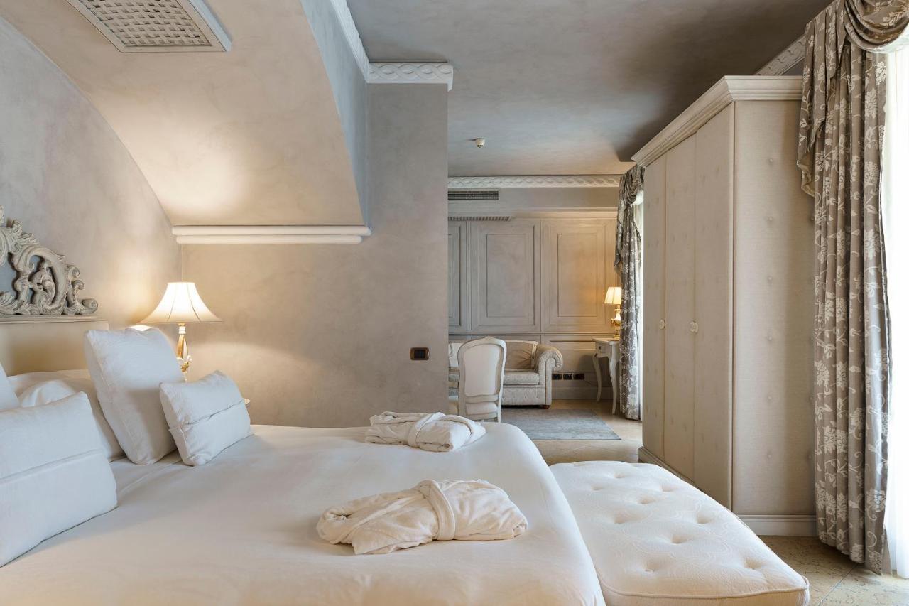 Romano Palace Luxury Hotel Catania Esterno foto A room at the hotel