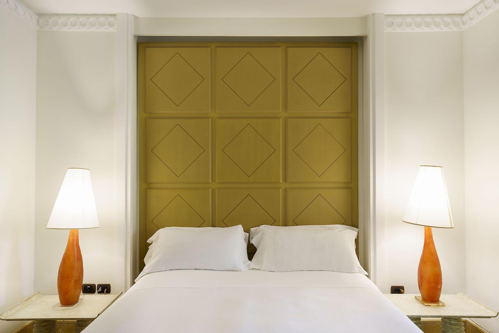 Romano Palace Luxury Hotel Catania Esterno foto A bed with a headboard