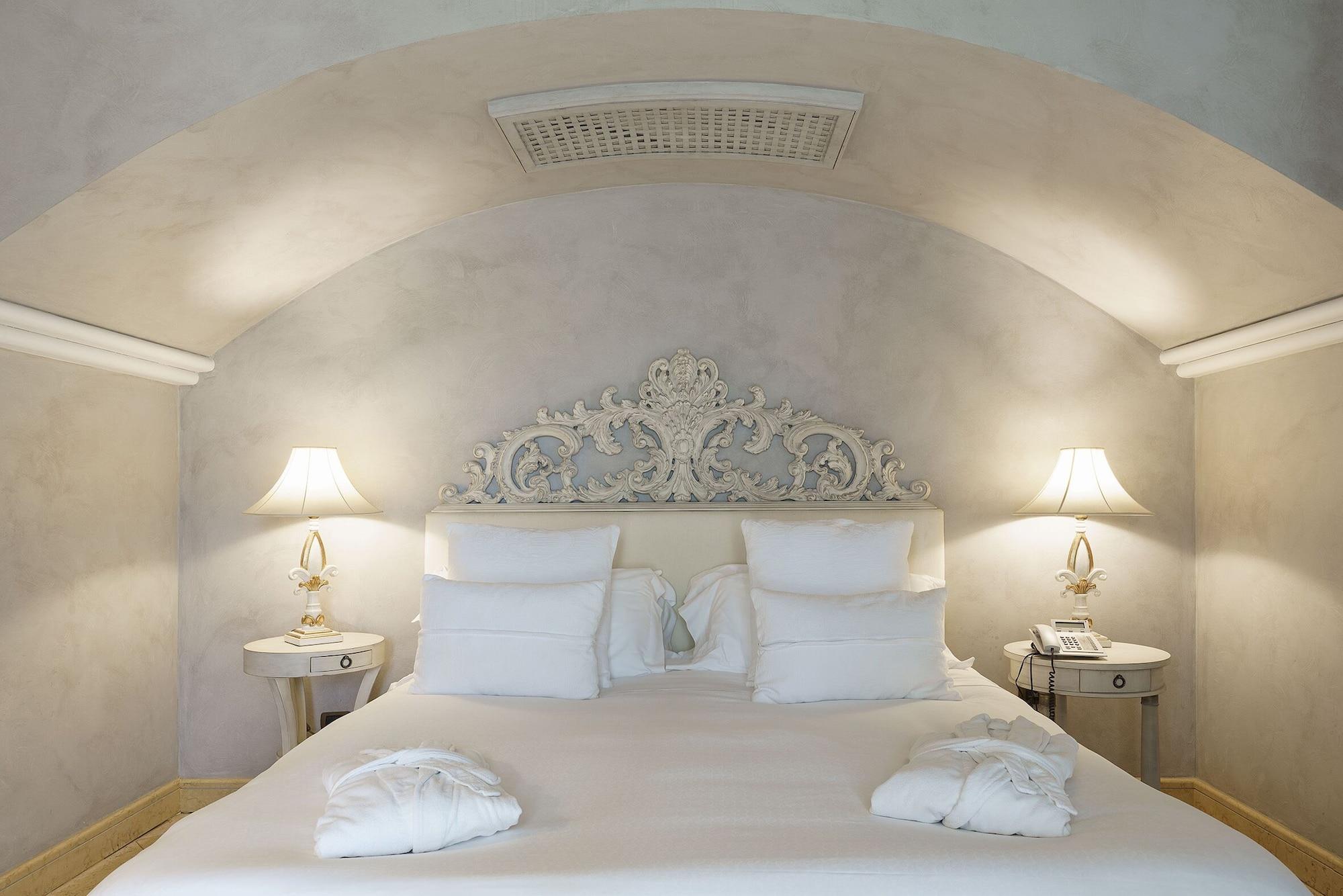 Romano Palace Luxury Hotel Catania Esterno foto A bedroom at the hotel
