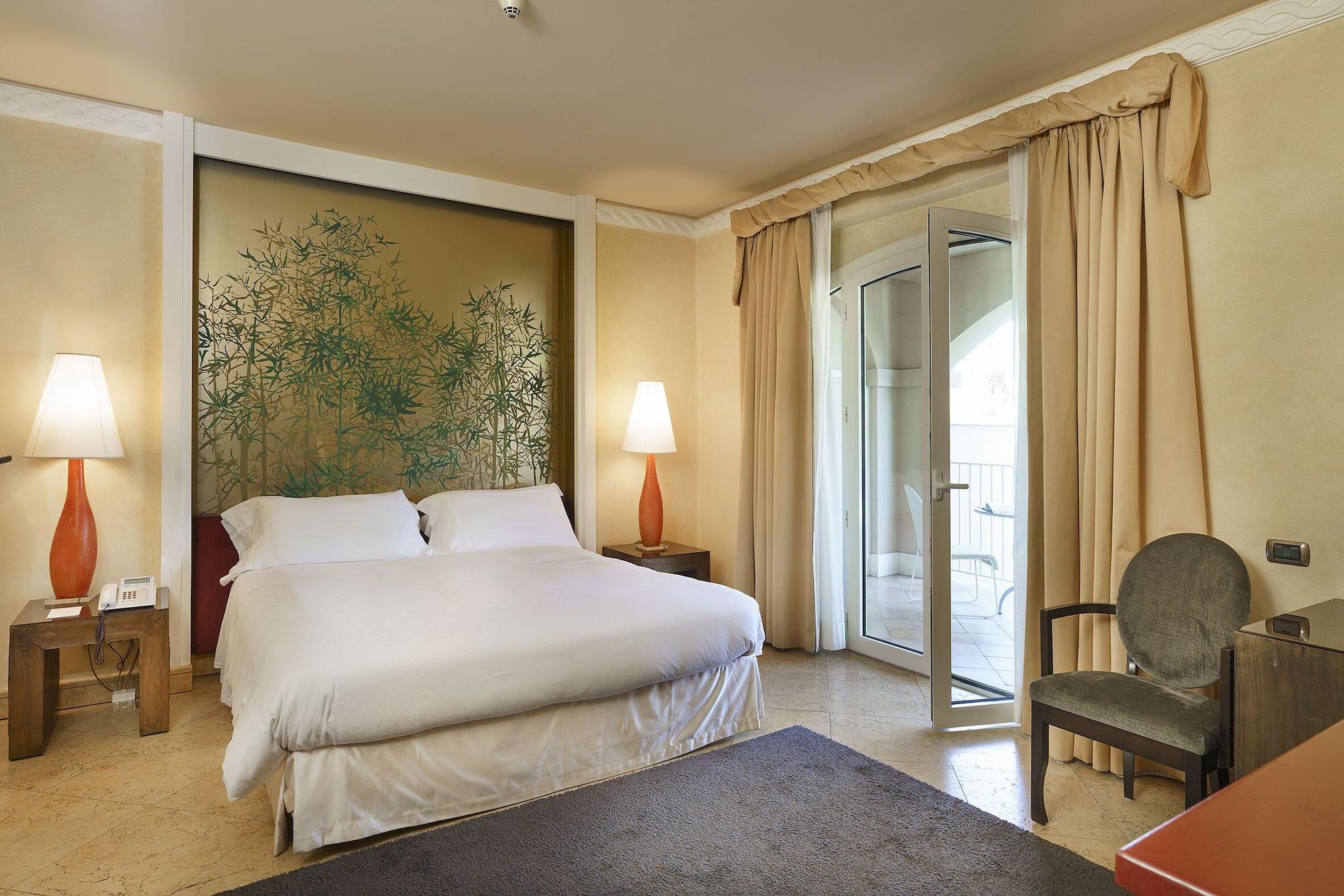 Romano Palace Luxury Hotel Catania Esterno foto A bedroom at the hotel