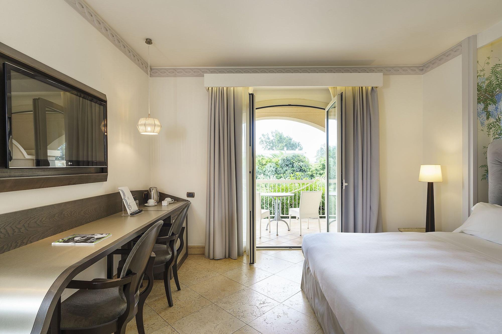 Romano Palace Luxury Hotel Catania Esterno foto A room at the hotel
