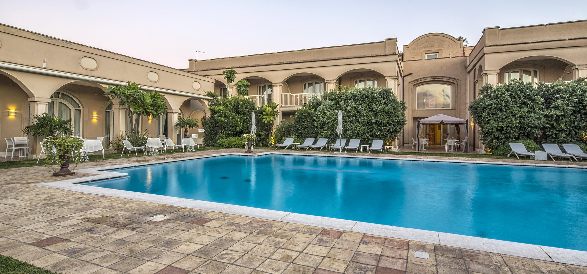 Romano Palace Luxury Hotel Catania Esterno foto The swimming pool at the hotel