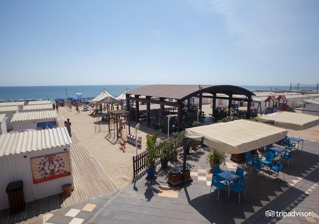 Romano Palace Luxury Hotel Catania Esterno foto The beach at the hotel