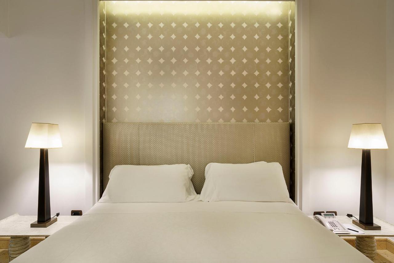 Romano Palace Luxury Hotel Catania Esterno foto A bedroom at the hotel
