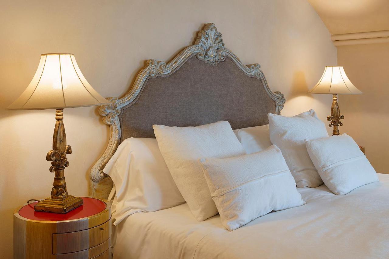 Romano Palace Luxury Hotel Catania Esterno foto A bed with a headboard