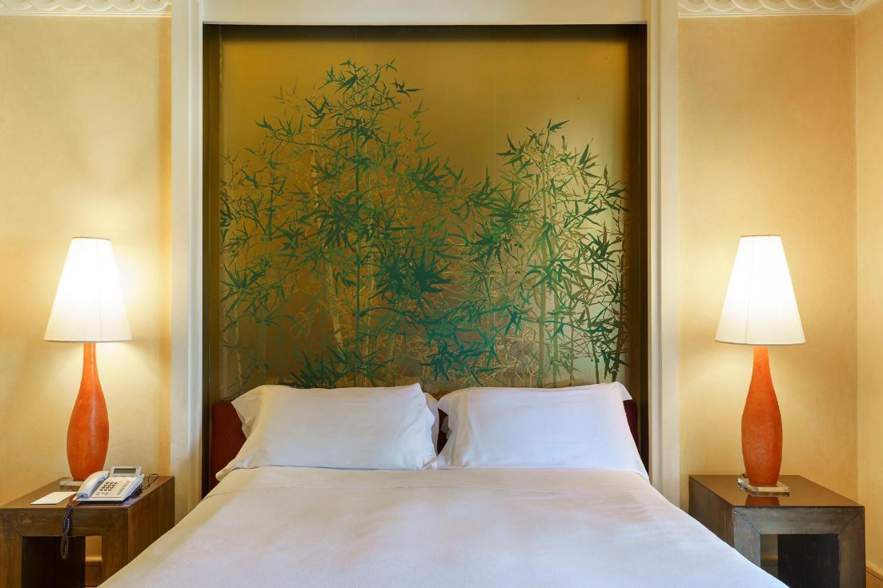 Romano Palace Luxury Hotel Catania Esterno foto A bedroom at the Mandarin Oriental, Bangkok