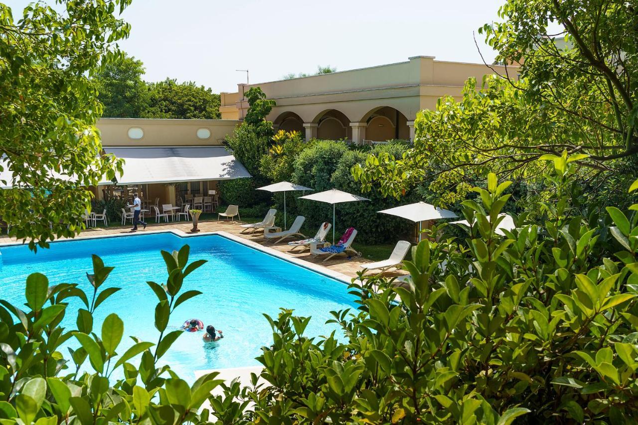 Romano Palace Luxury Hotel Catania Esterno foto The swimming pool at the hotel