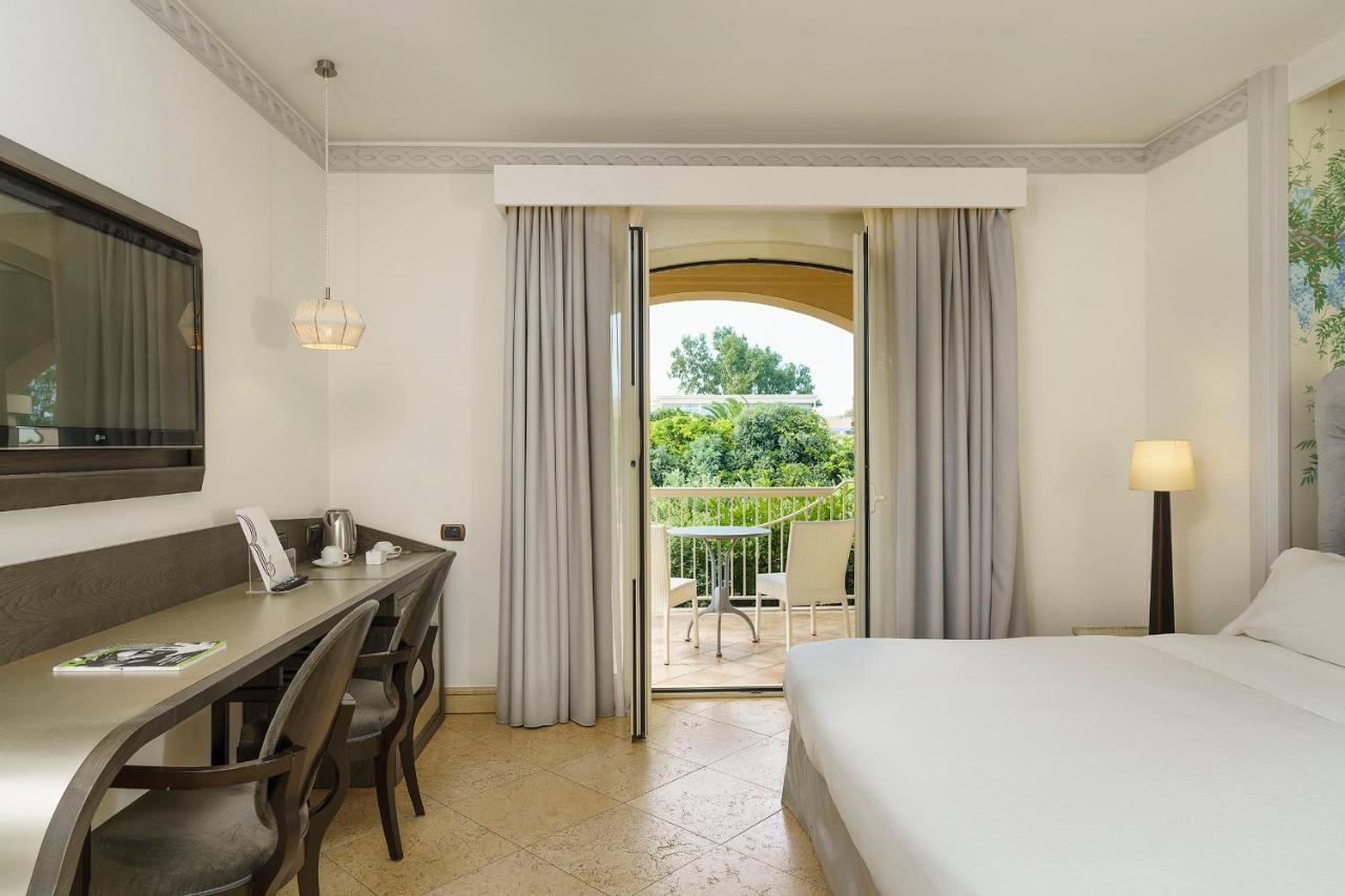 Romano Palace Luxury Hotel Catania Esterno foto A room at the hotel