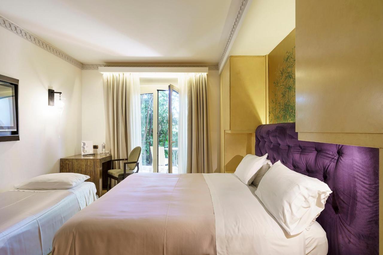 Romano Palace Luxury Hotel Catania Esterno foto A room at the hotel