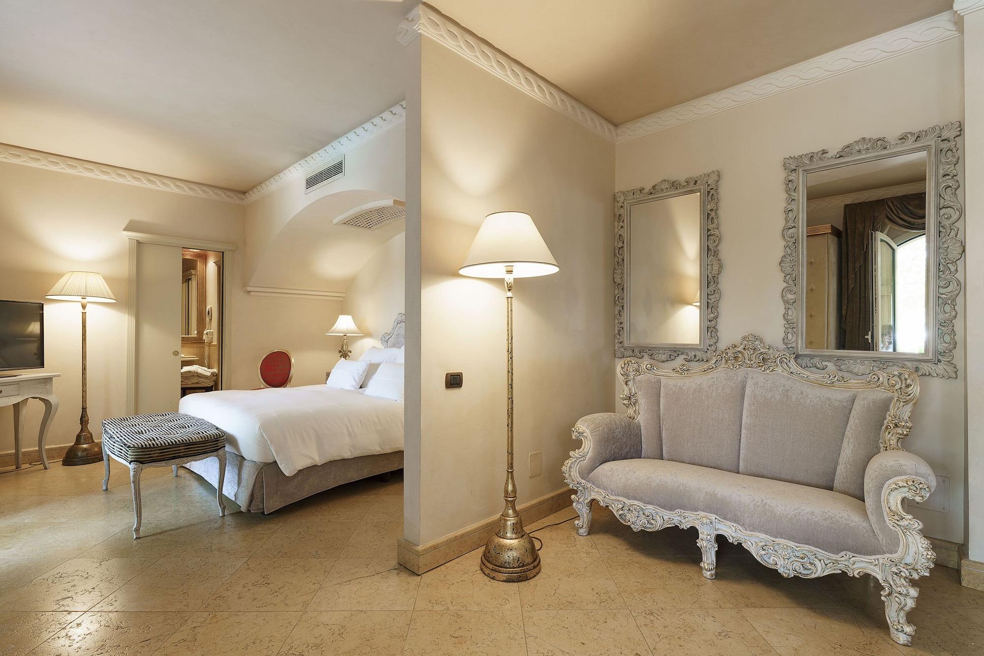 Romano Palace Luxury Hotel Catania Esterno foto A suite at the hotel