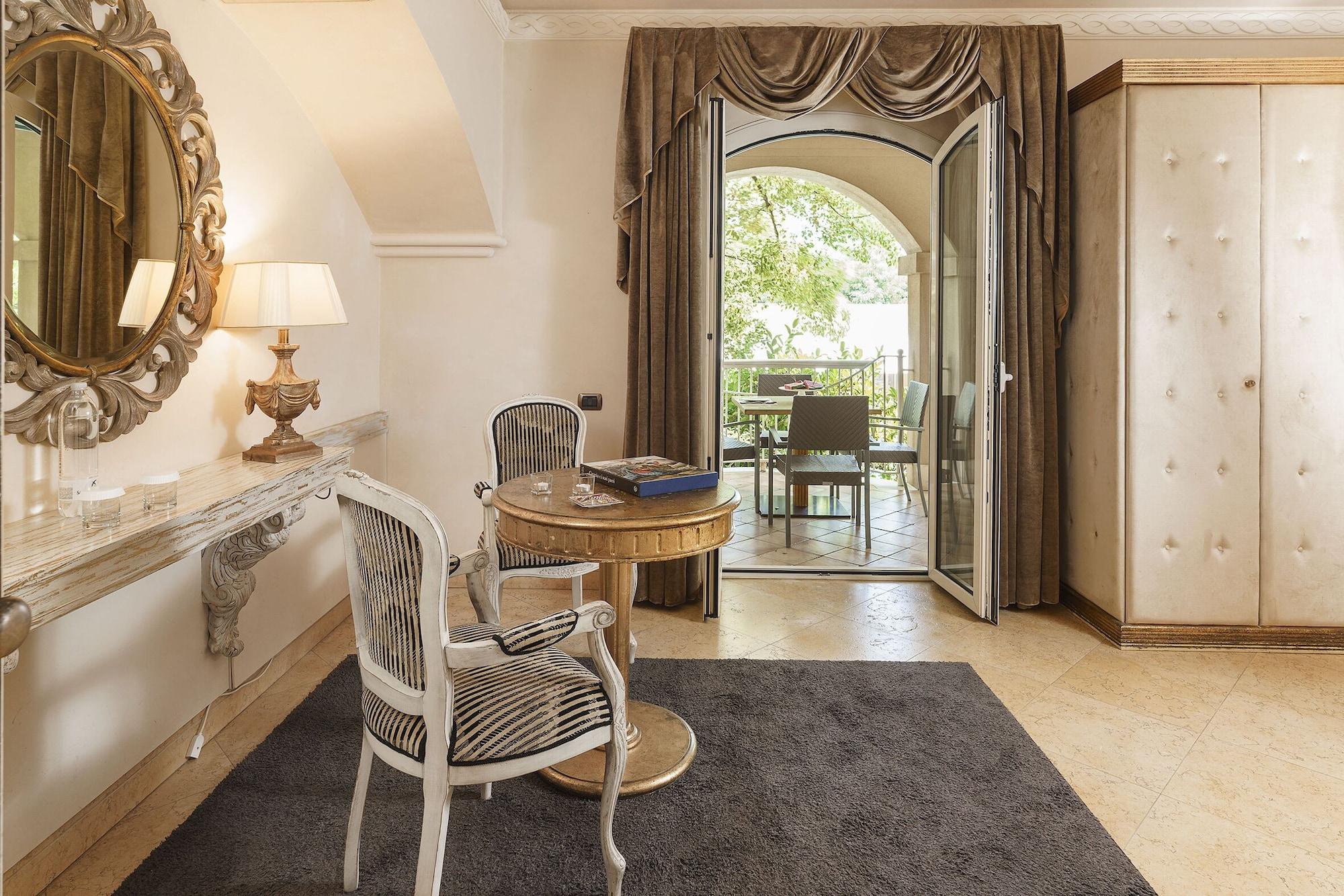 Romano Palace Luxury Hotel Catania Esterno foto A room at the hotel