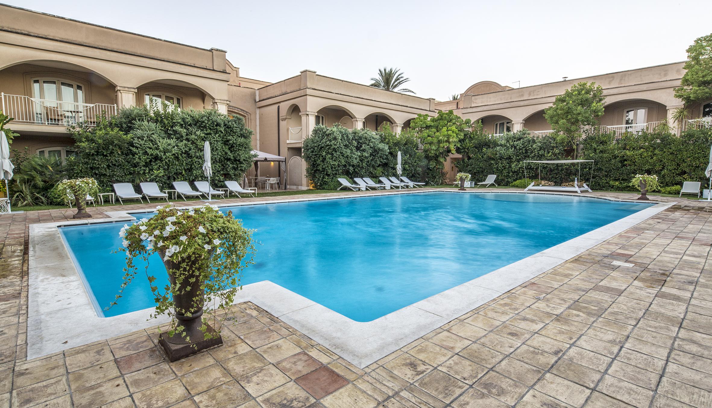 Romano Palace Luxury Hotel Catania Esterno foto The swimming pool at the hotel
