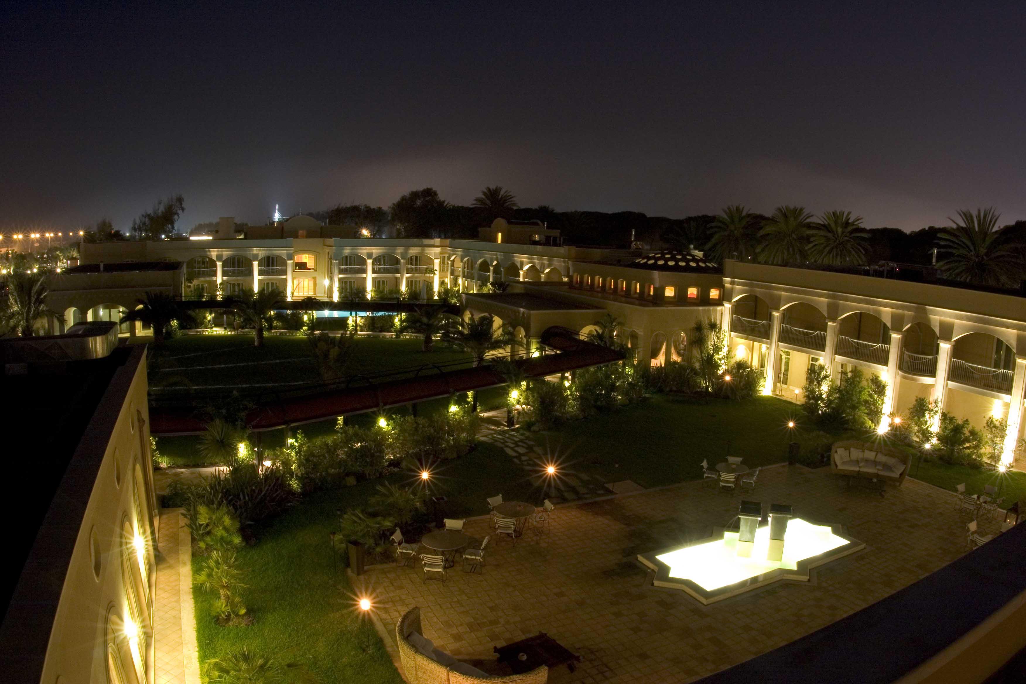 Romano Palace Luxury Hotel Catania Esterno foto The courtyard at the Four Seasons Hotel, Amman