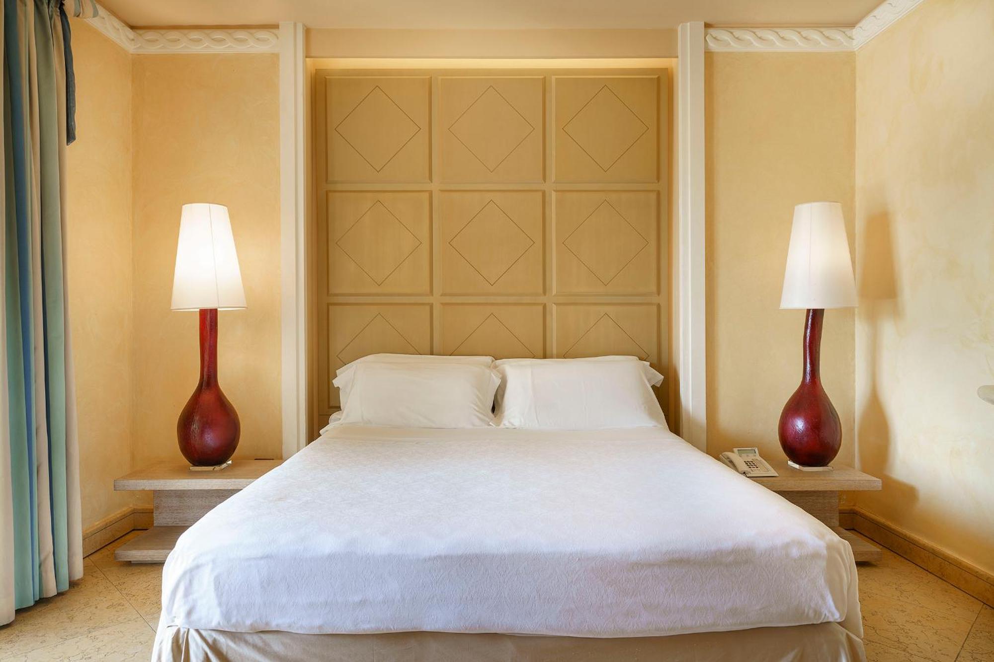 Romano Palace Luxury Hotel Catania Esterno foto A bedroom at the hotel