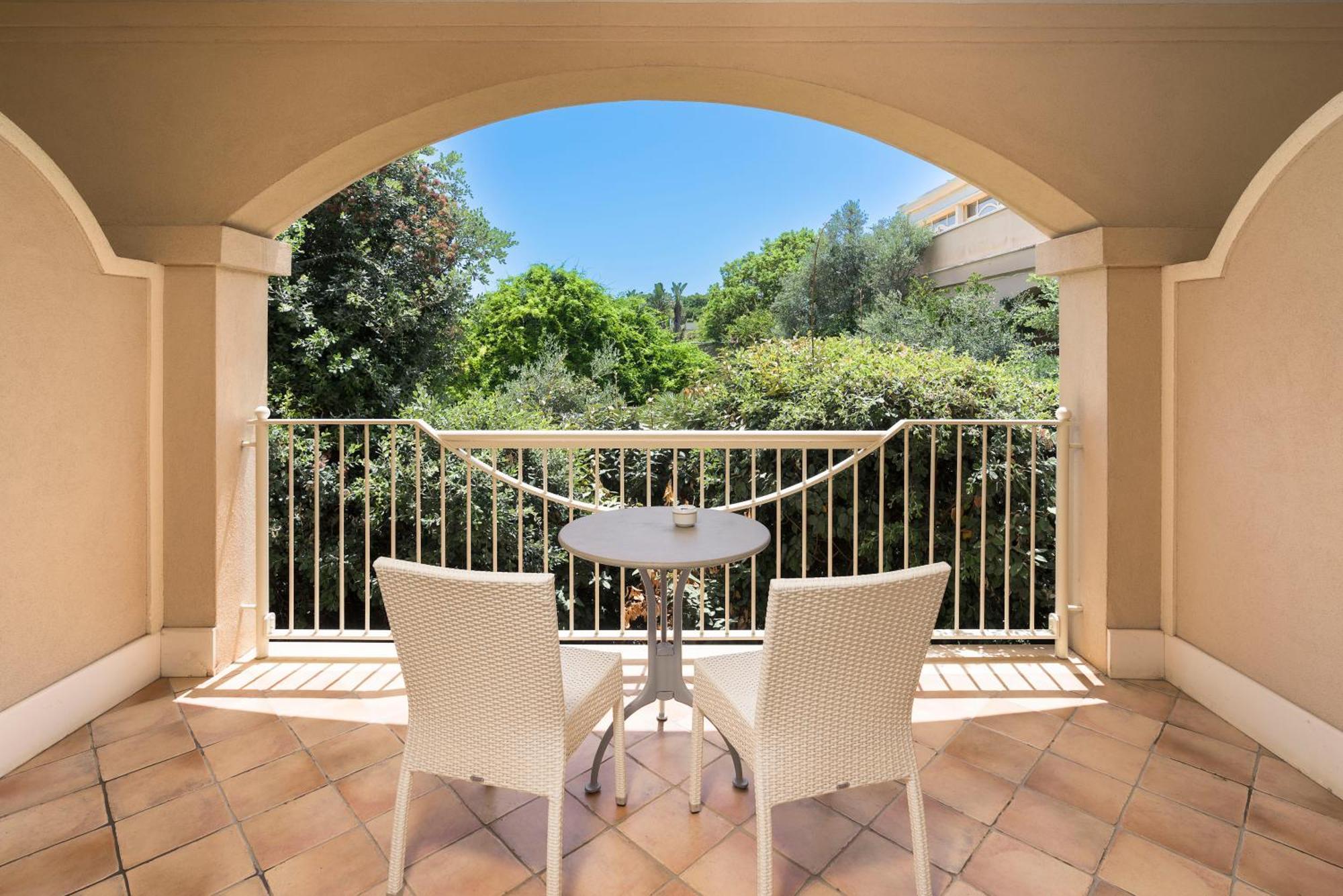 Romano Palace Luxury Hotel Catania Esterno foto A balcony at the hotel