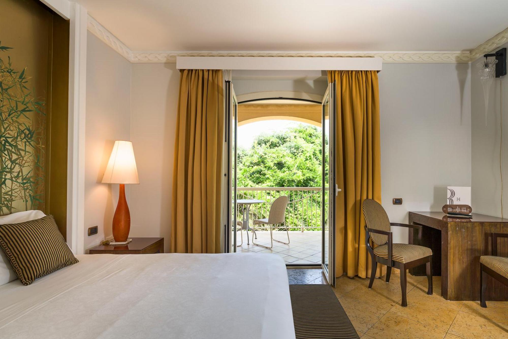 Romano Palace Luxury Hotel Catania Esterno foto A room at the hotel