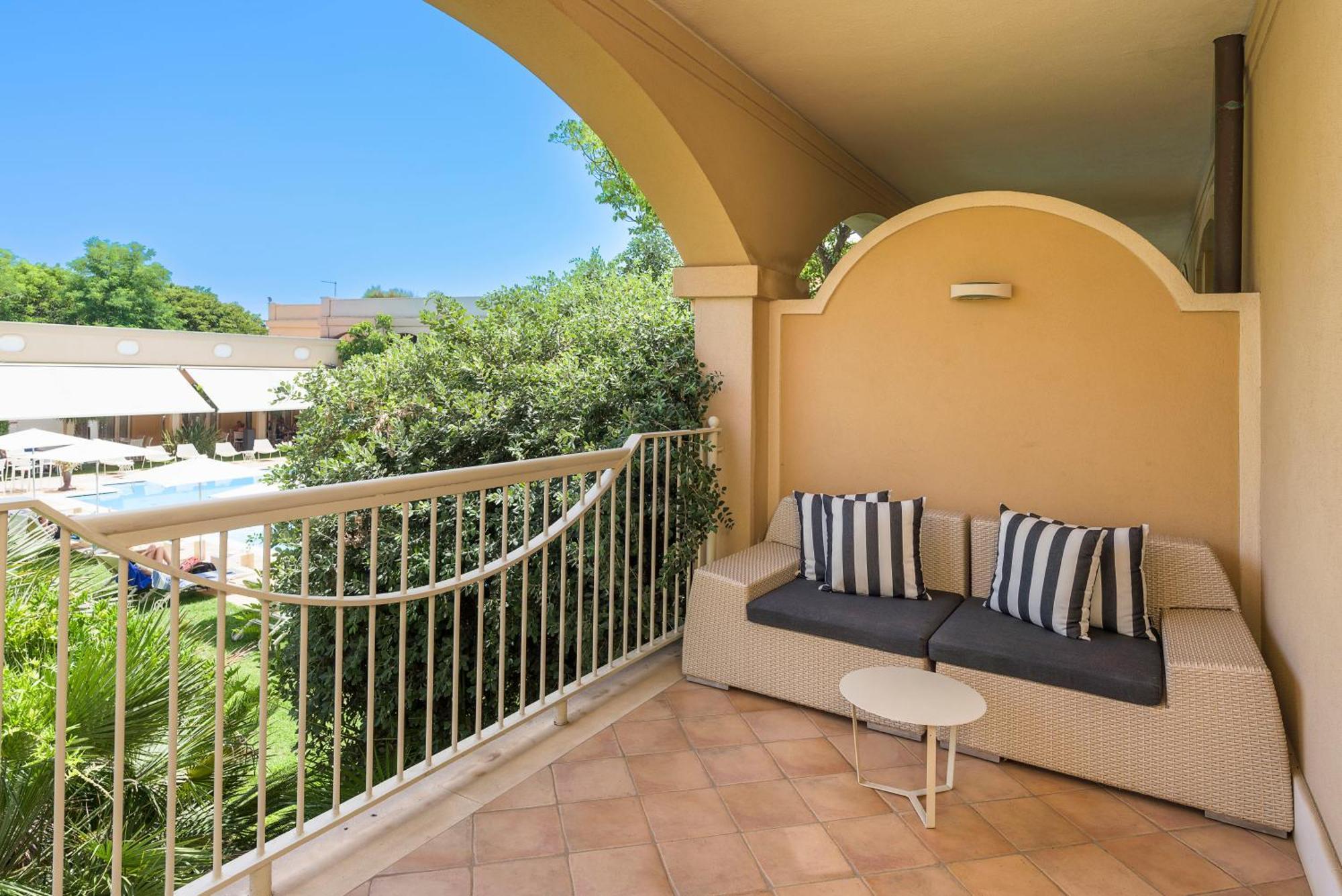 Romano Palace Luxury Hotel Catania Esterno foto A balcony at the hotel