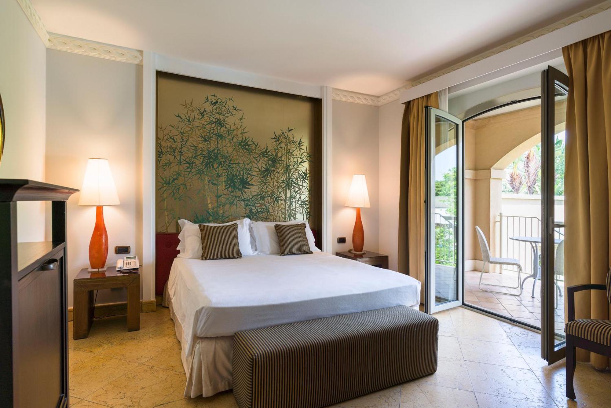 Romano Palace Luxury Hotel Catania Esterno foto A room at the hotel