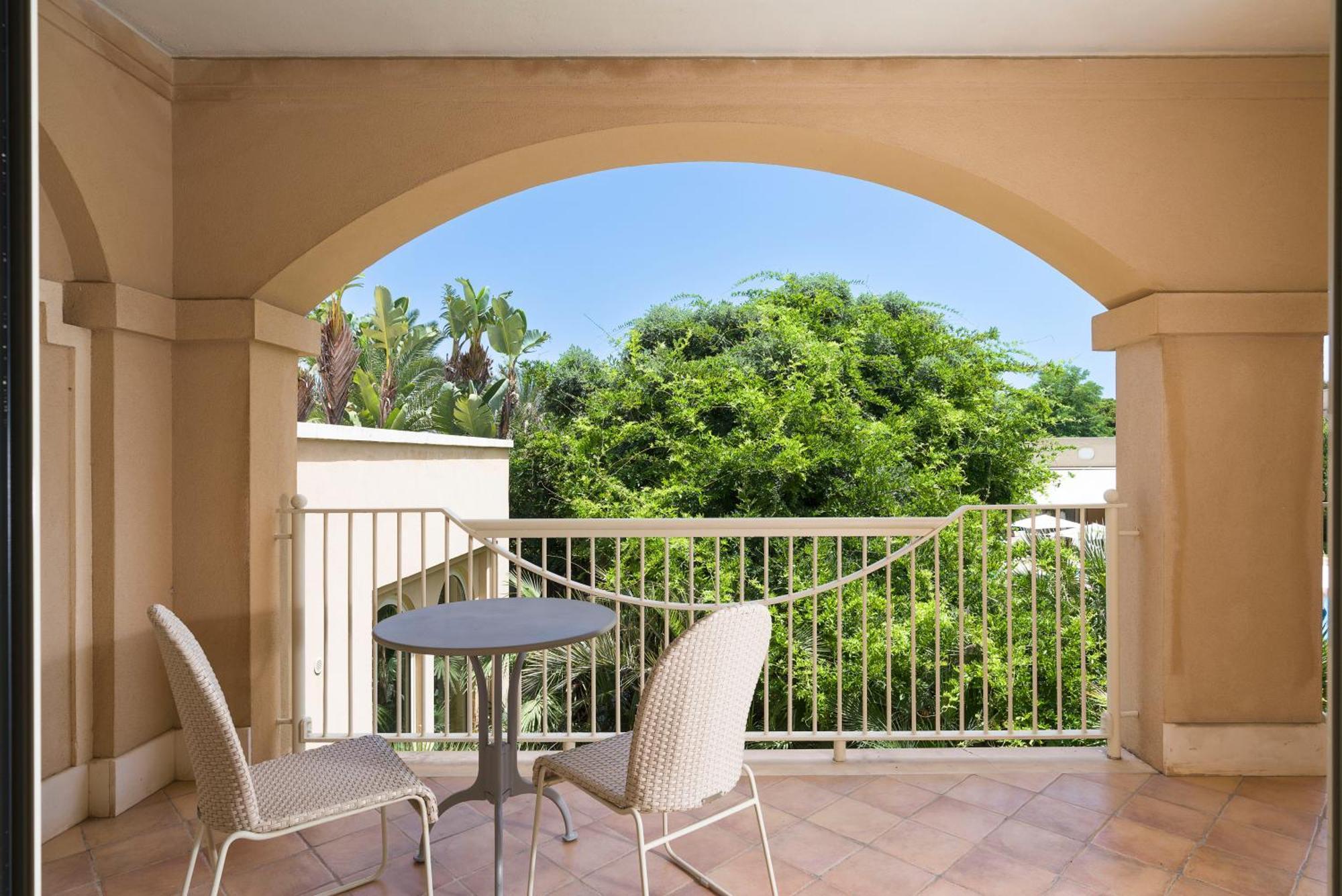 Romano Palace Luxury Hotel Catania Esterno foto A typical balcony at the hotel