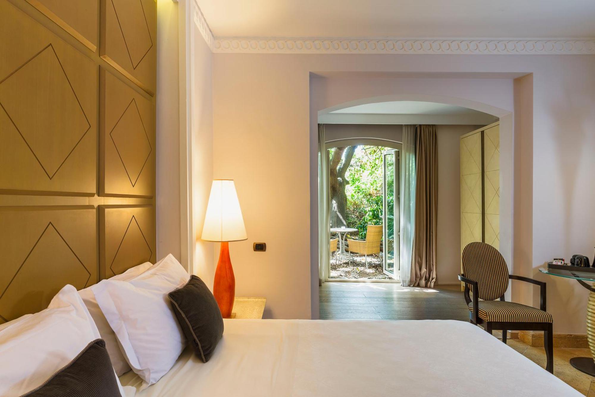 Romano Palace Luxury Hotel Catania Esterno foto A room at the hotel