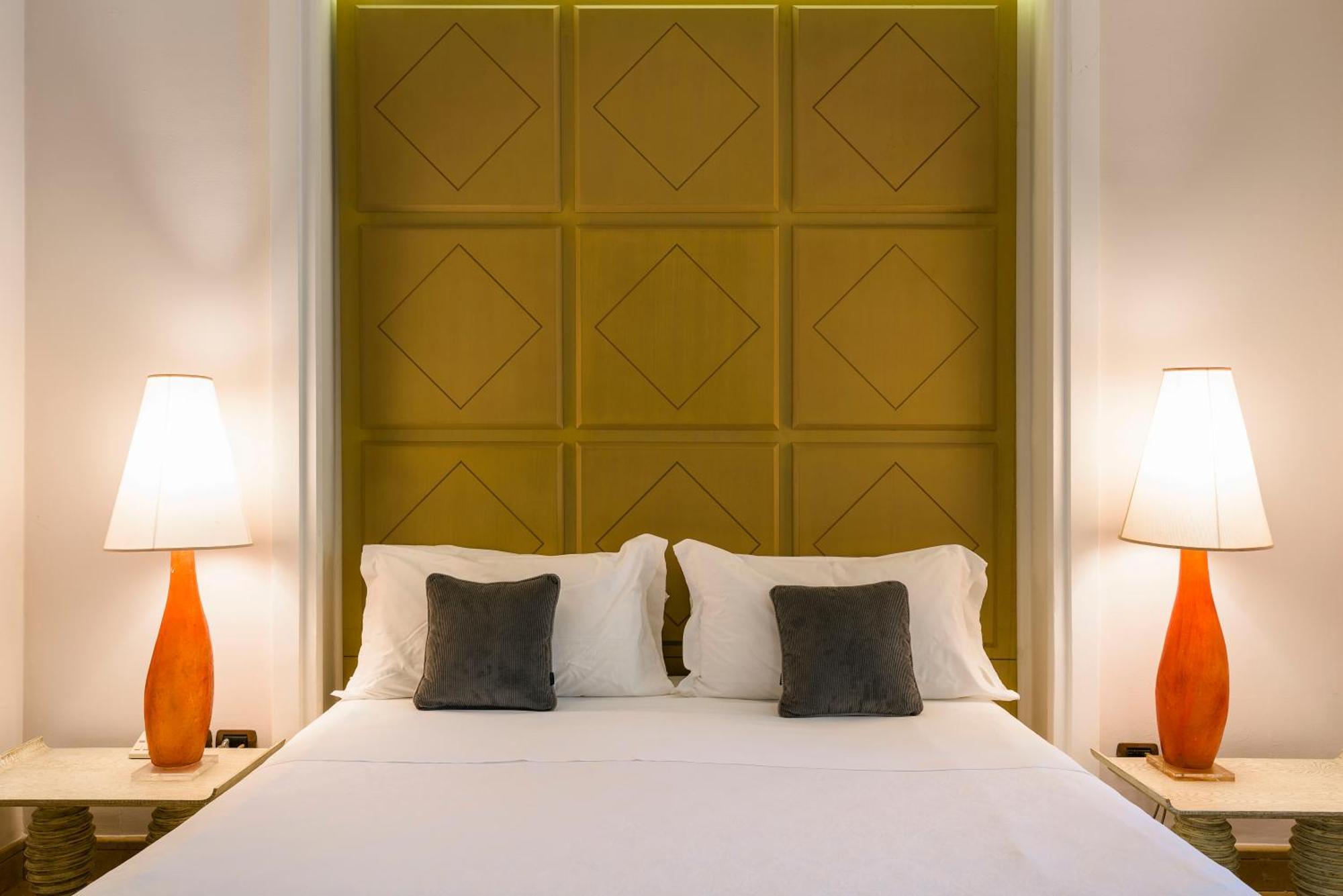 Romano Palace Luxury Hotel Catania Esterno foto A bed with a headboard