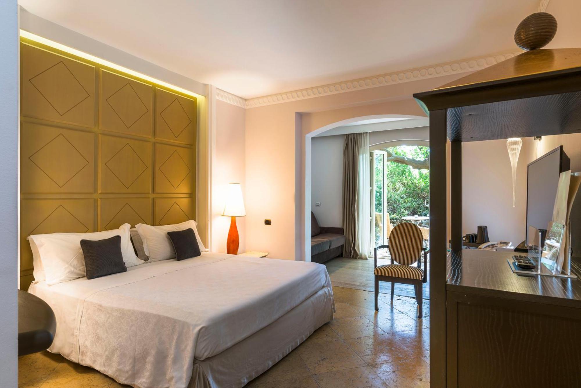 Romano Palace Luxury Hotel Catania Esterno foto A room at the hotel