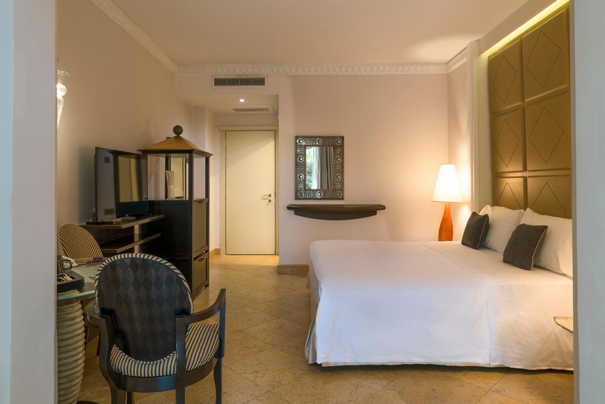 Romano Palace Luxury Hotel Catania Esterno foto A room at the hotel