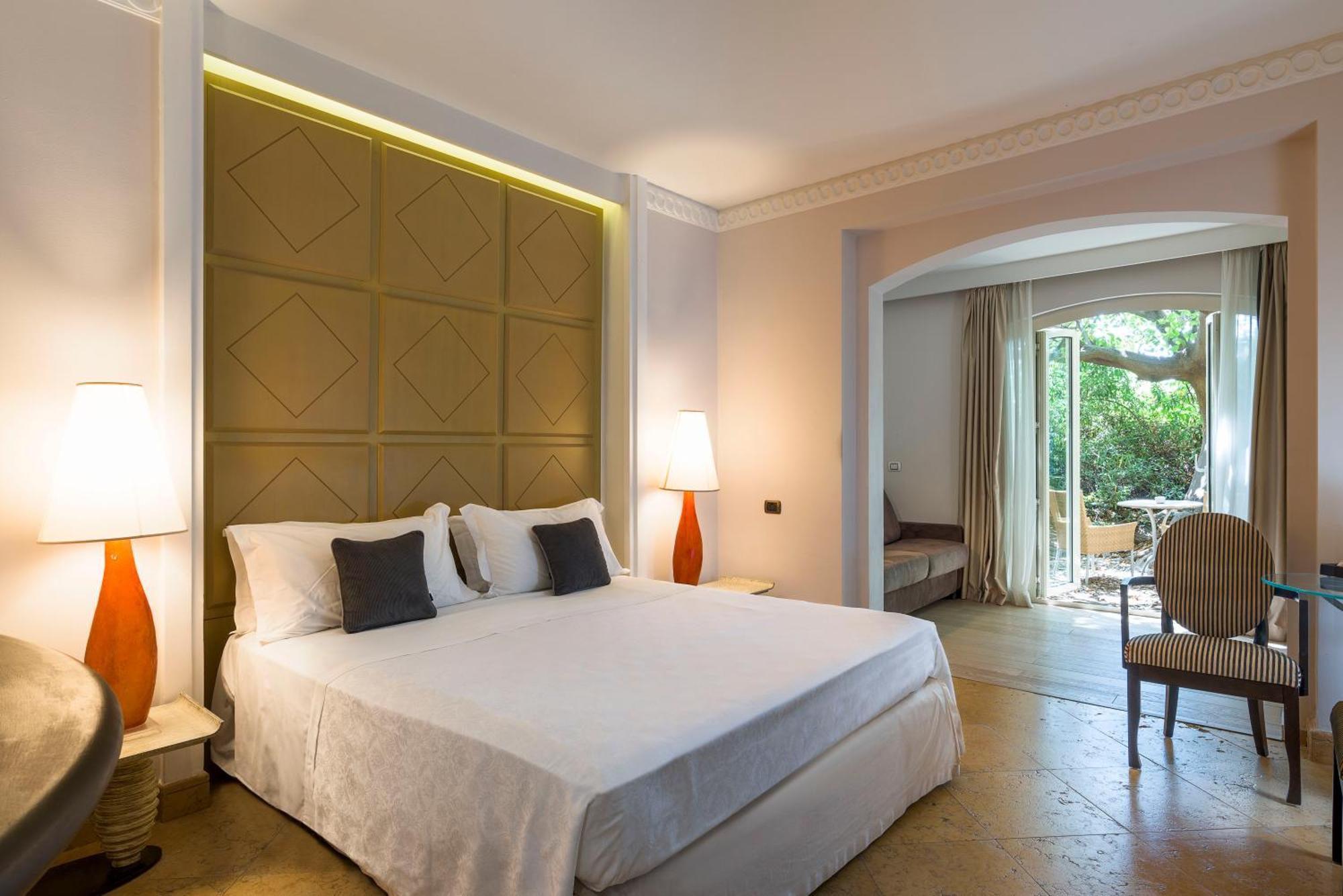 Romano Palace Luxury Hotel Catania Esterno foto A room at the hotel