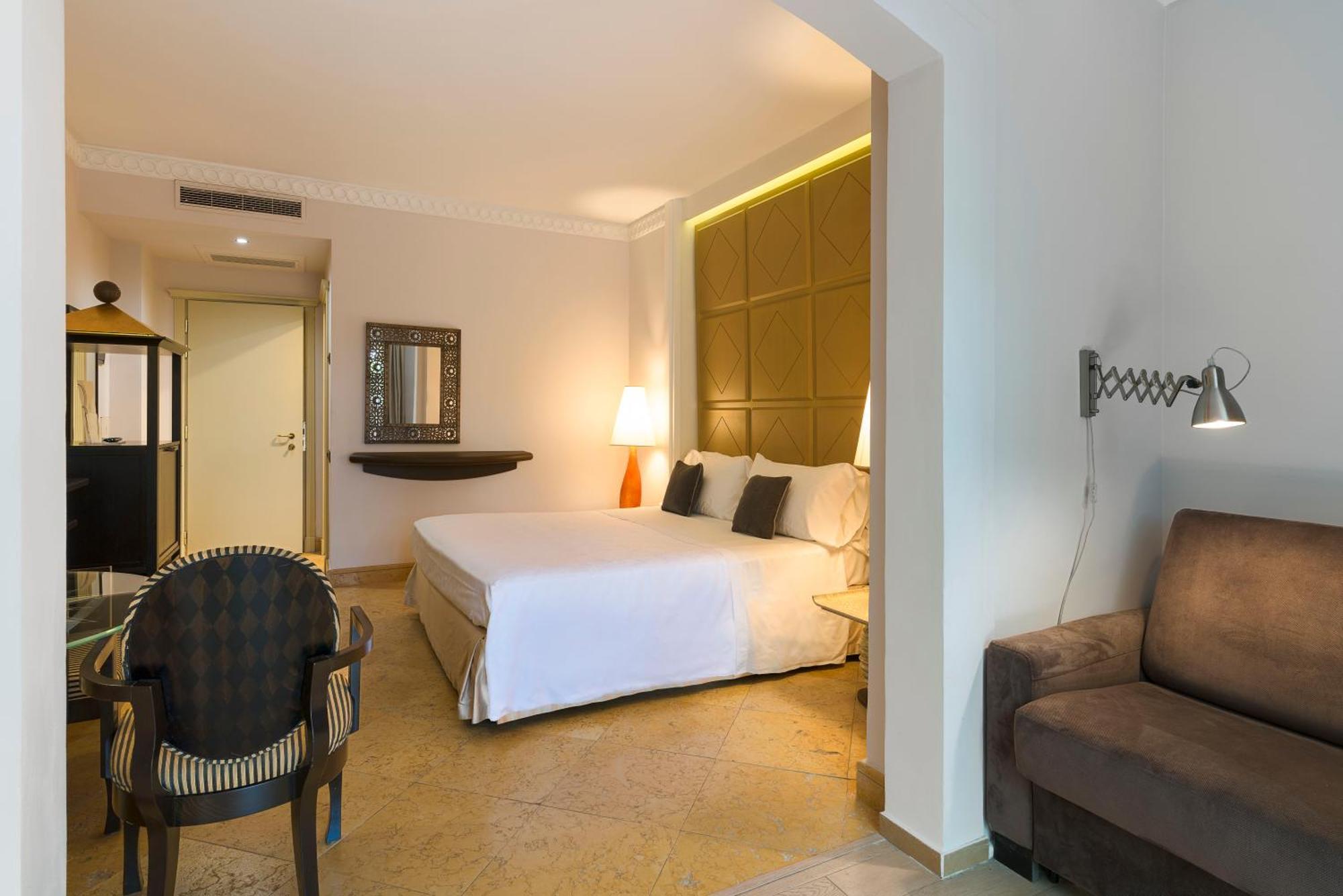 Romano Palace Luxury Hotel Catania Esterno foto A room at the hotel