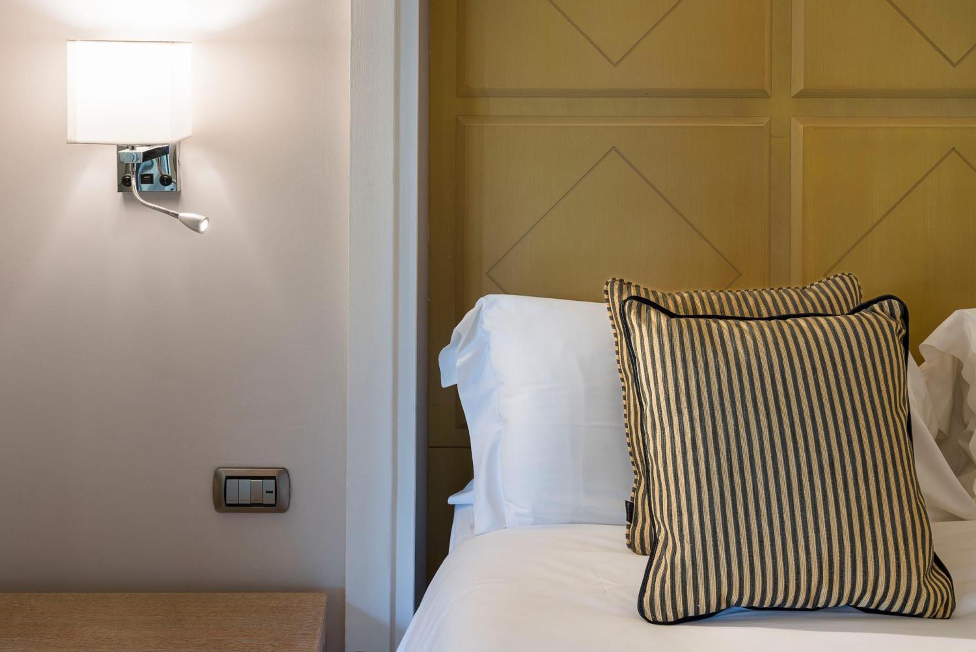 Romano Palace Luxury Hotel Catania Esterno foto A wall light