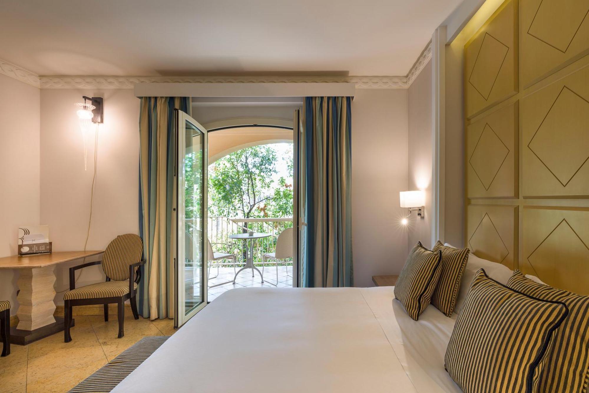 Romano Palace Luxury Hotel Catania Esterno foto A room at the hotel